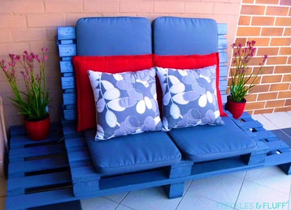 Build a Wooden Pallet Chillout Lounge