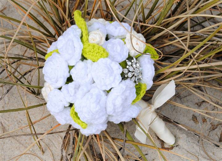 Crocheting a Flowers Wedding Bouquet - Free Pattern