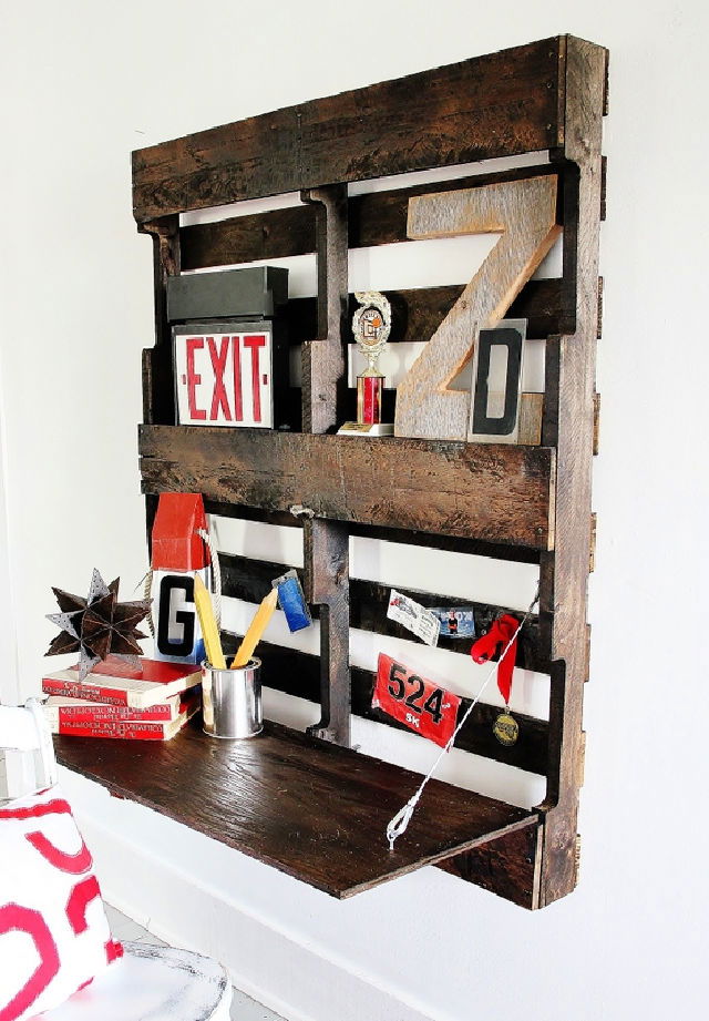 Simple DIY Folding Pallet Desk