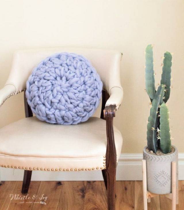 Round Super Chunky Crochet Pillow – Free Crochet Pattern
