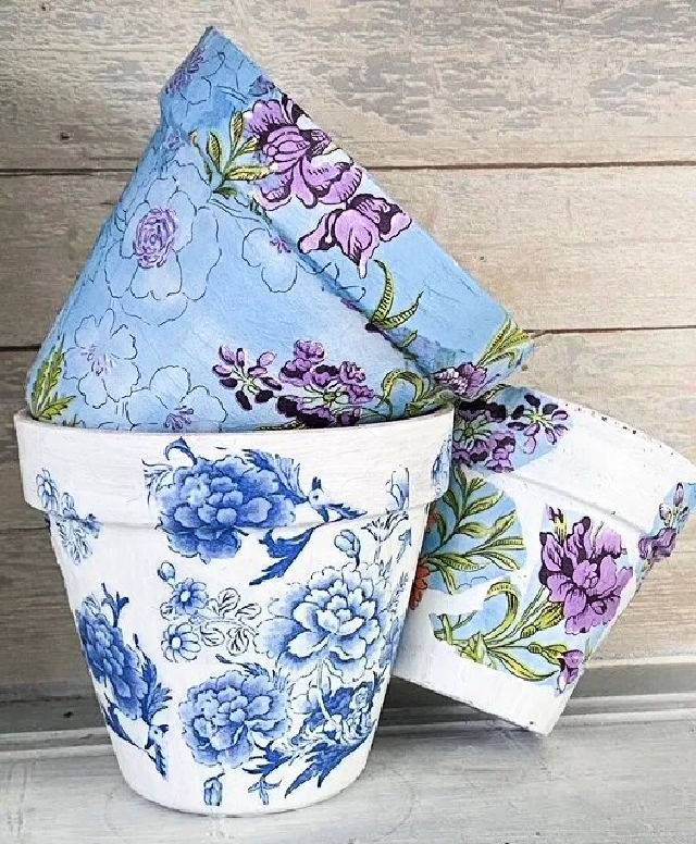How to Decoupage Garden Pots With Napkins