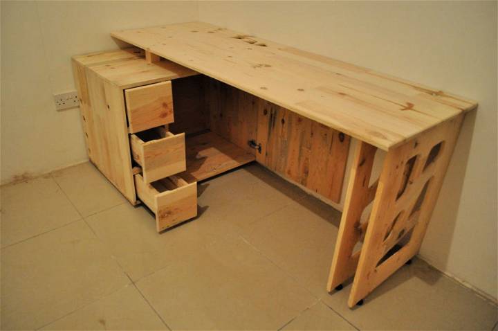 Make a Desk From Pallet Wood