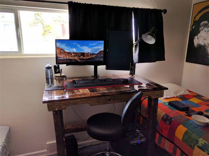 How to Make Your Own Pallet Desk