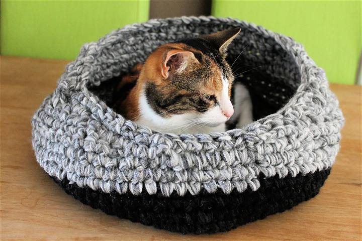 Crocheting a Cat Nest From Left Over Yarn - Free Pattern