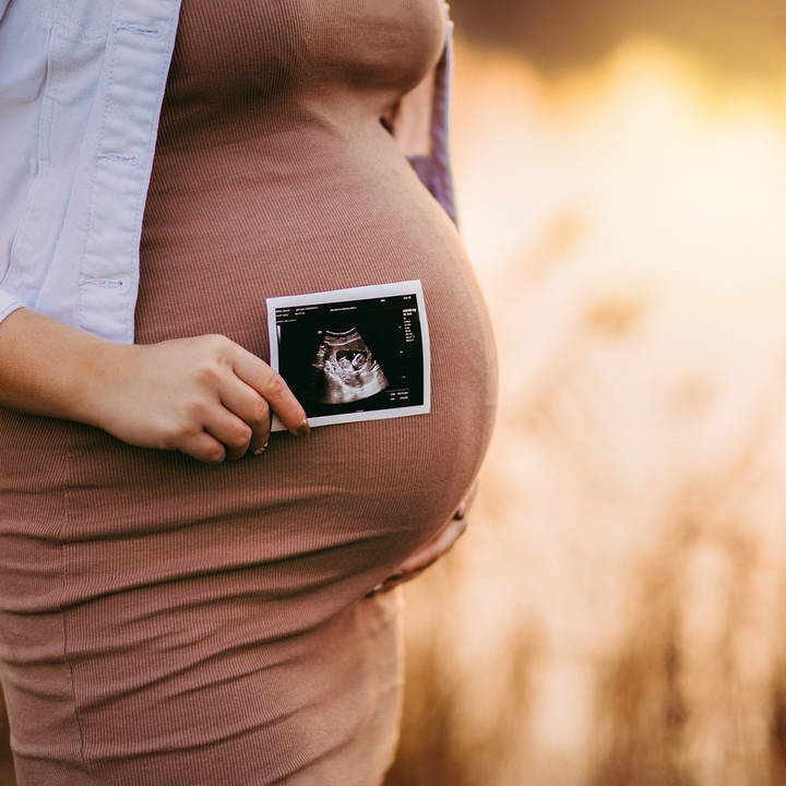 15 DIY Maternity Shoot Ideas To Take Photos At Home