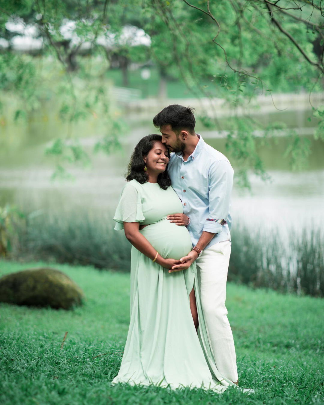 35-creative-and-heartwarming-couple-maternity-photoshoot-ideas