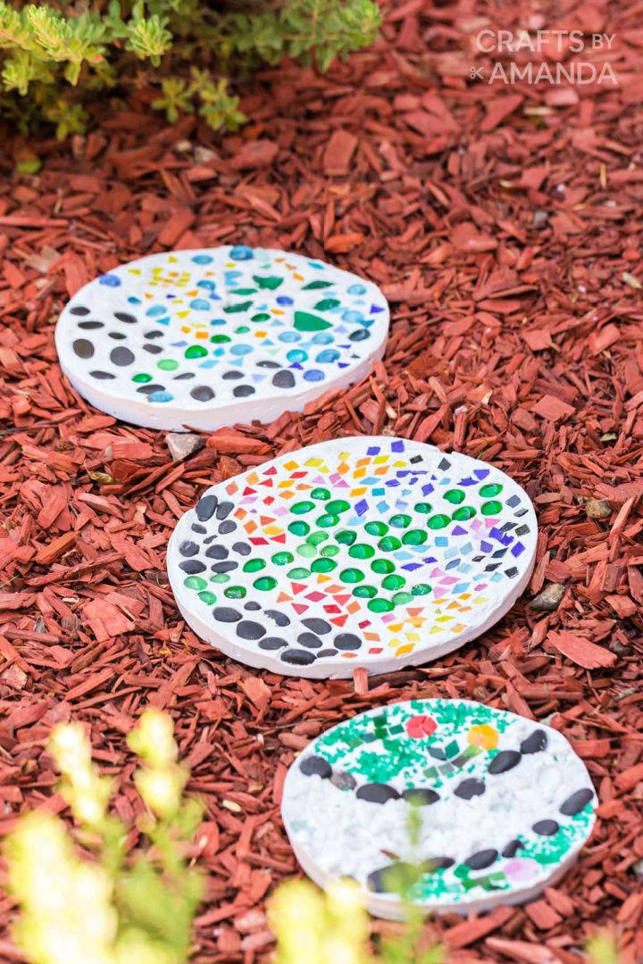 Cool DIY Mosaic Tile Garden Stepping Stones