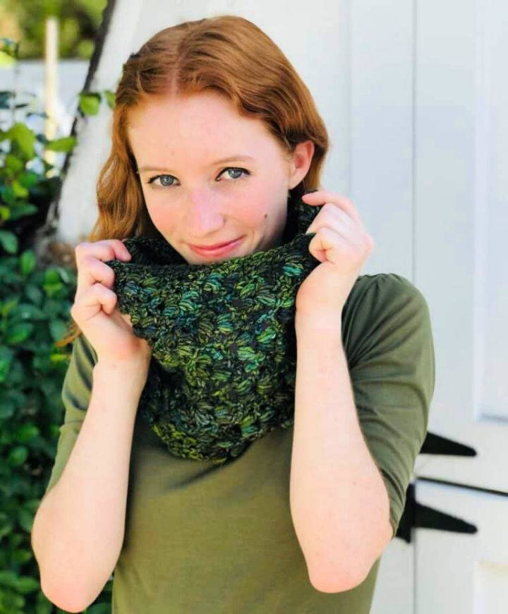 Crochet Cowl Pattern with Worsted Weight Yarn