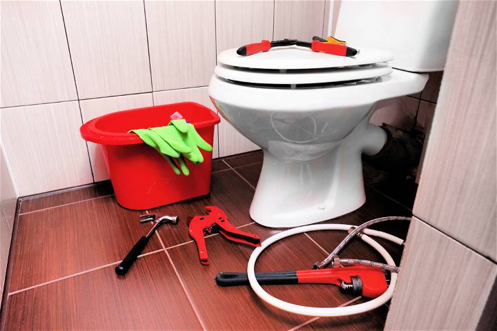 how to unclog a toilet quickly and easily