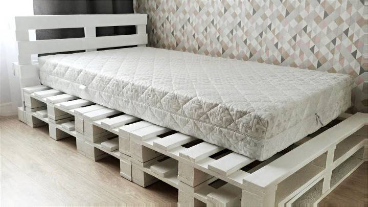 Build Your Own Pallet Single Bed