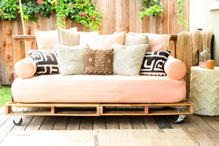 Building a Pallet Daybed Step By Step Instructions