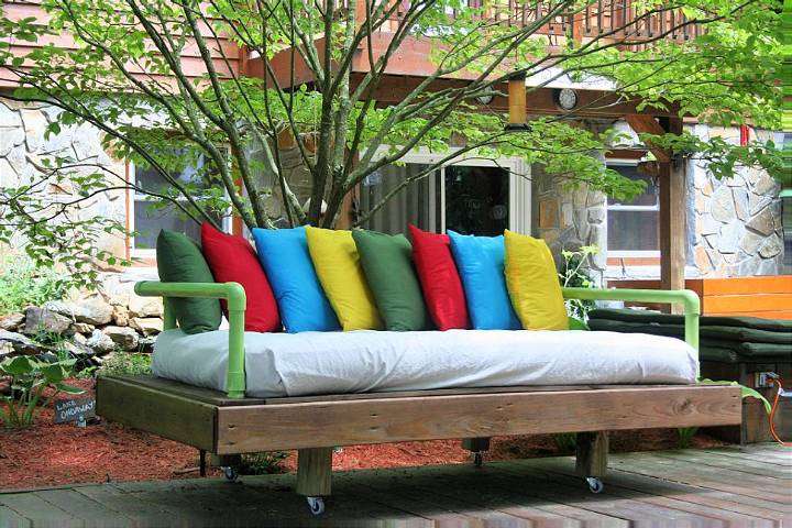 Building a Daybed Using Two Pallets