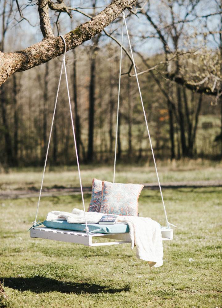 Easy DIY Pallet Tree Swing