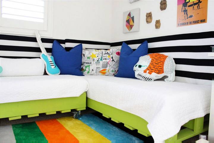 Make a Pallet Bed for Kids Room