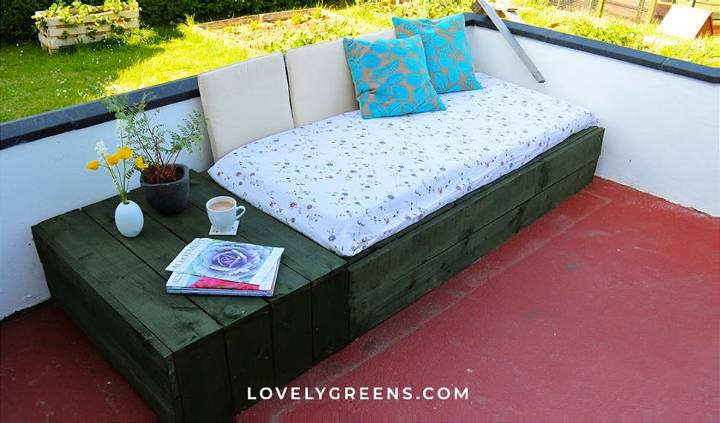 Patio Day Bed With Wood Pallets