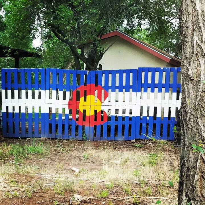 Cool Painted Tall Pallet Fence
