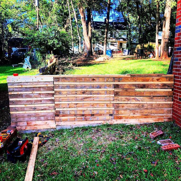 Making a Fence With Pallets