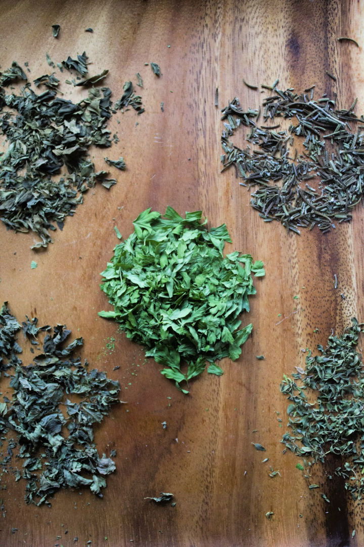 25 Best Ways to Dry Herbs - Learn How To - DIY Crafts