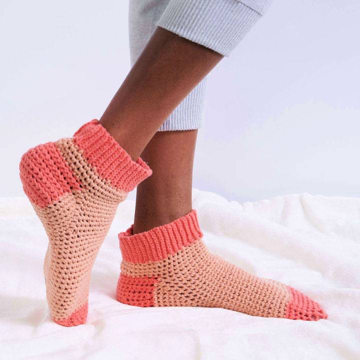 Free Crochet Contrast Reading Socks Pattern