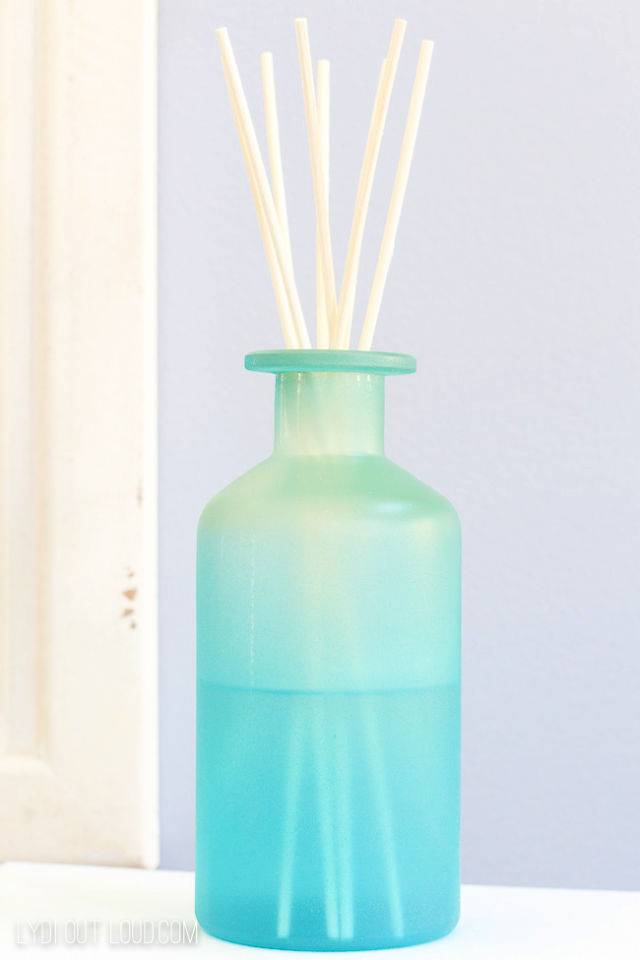Easy DIY Aromatherapy Reed Diffuser