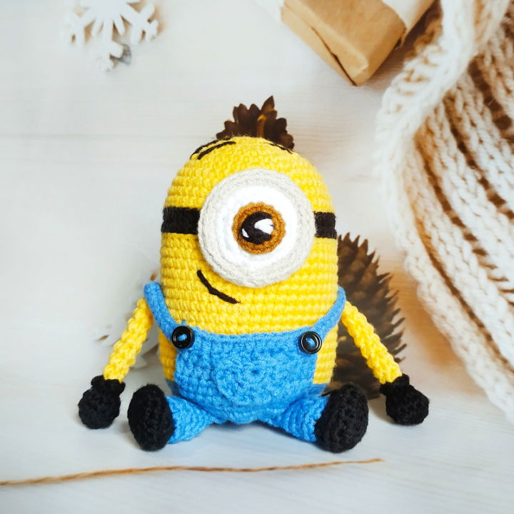 Free Crochet Sitting Minion Pattern