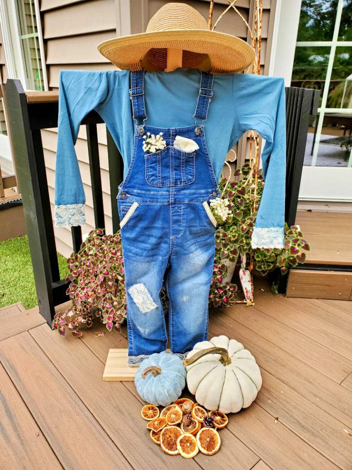 Homemade Scarecrow for Fall Decorating