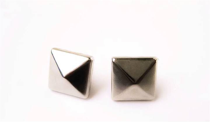 Make Pyramid Stud Earrings