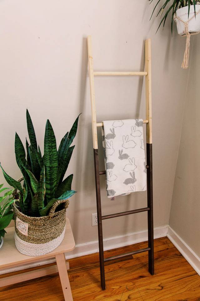 Trendy DIY Wooden Blanket Ladder