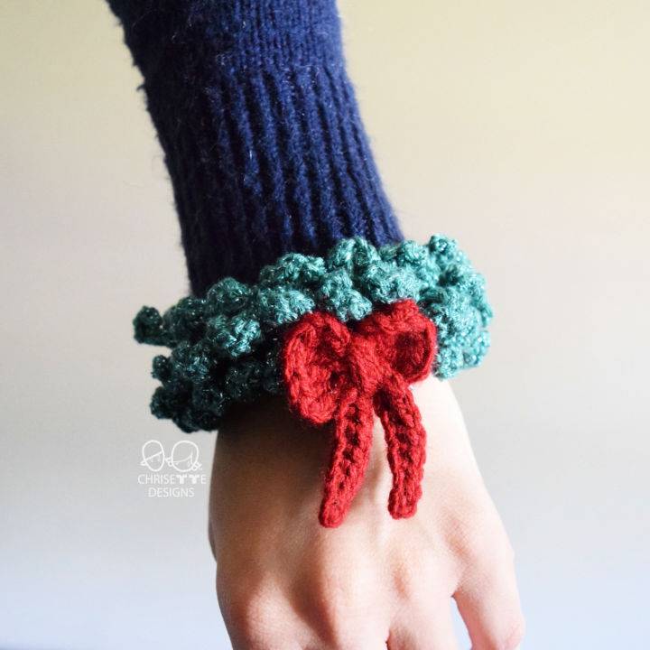 Adorable Crochet Wreath Bracelet Wreathlet Idea