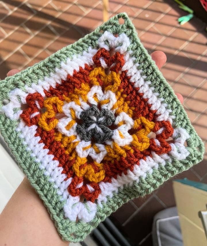 Crocheting a Rustic Granny Square Free Pattern