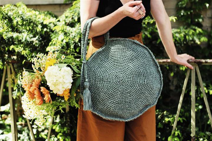 Adorable Crochet Capri Circle Bag Idea