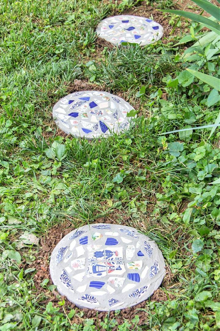 Concrete Stepping Stone Using Broken Plates and Cups