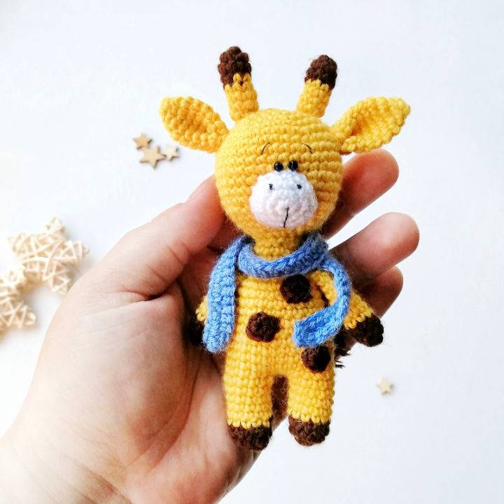 Crochet Giraffe Toy With Scarf - Free Pattern