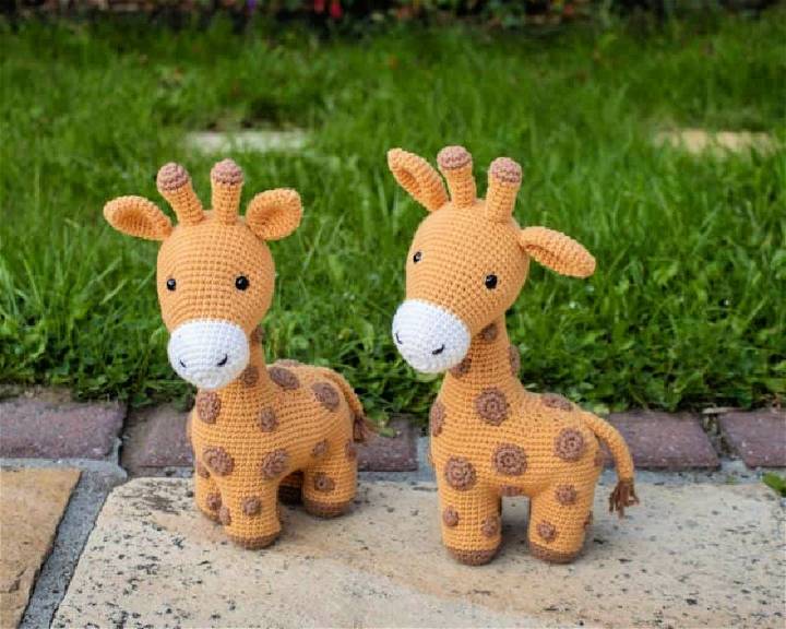 Crocheting a Giraffe Amigurumi - Free Pattern