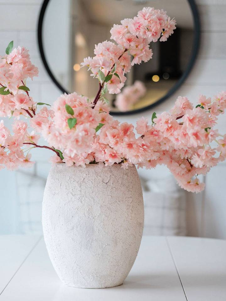 DIY Textured Vase With Plaster Paint