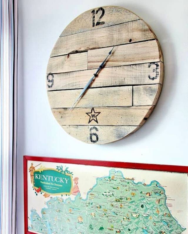 Homemade Pallet Wood Clock