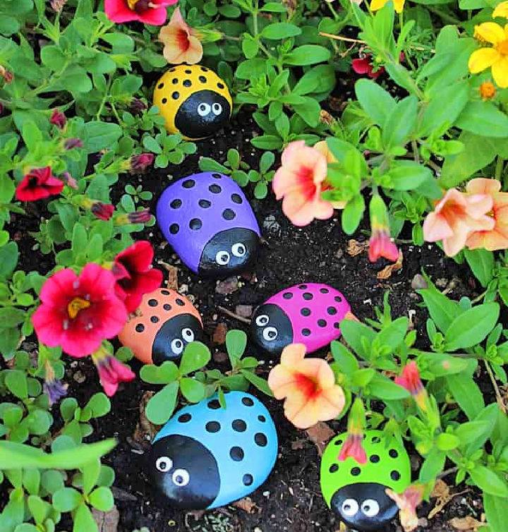 How to Make a Ladybug Painted Rock