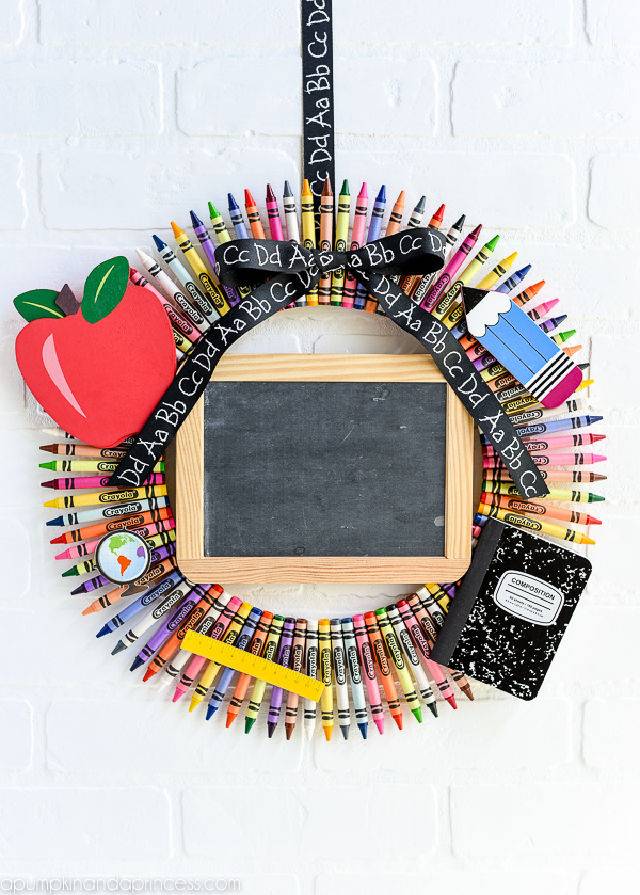 Pretty DIY Chalkboard Crayon Wreath