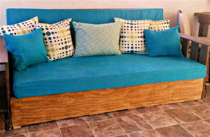 Cheap DIY Sofa Using Pallets