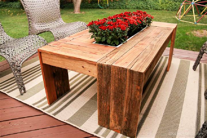 DIY Outdoor Pallet Coffee Table With Drink Cooler