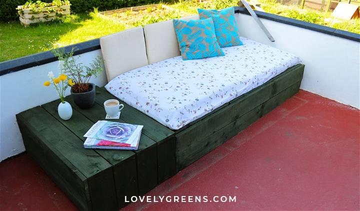 DIY Patio Day Bed With Wood Pallets
