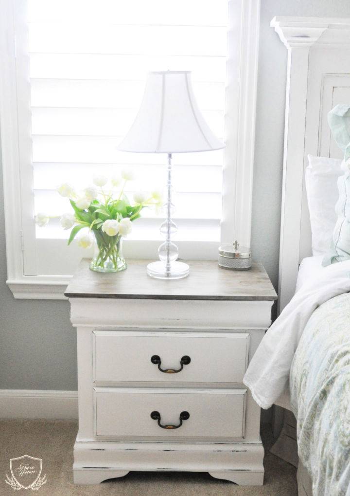 Making a Nightstand Chalk Paint