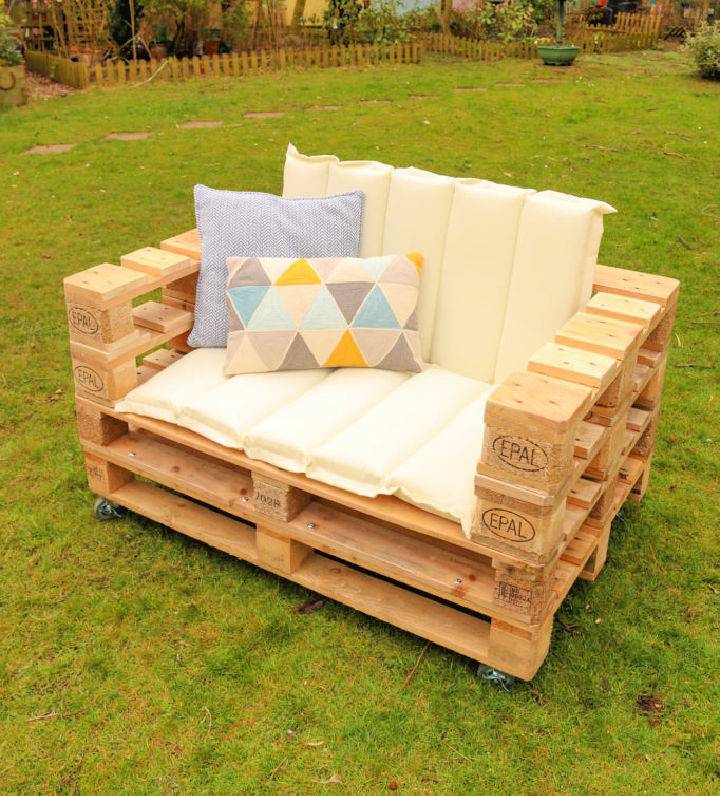 Building Outdoor Sofa From Four Old Pallets