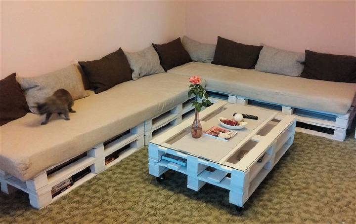 Easy DIY Pallet Sofa and Table