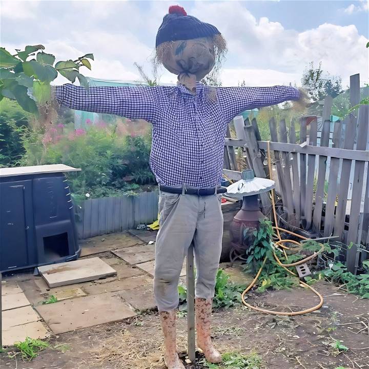 how to make a scarecrow