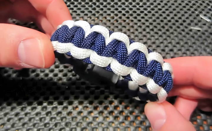 diy 2 color paracord bracelet pattern