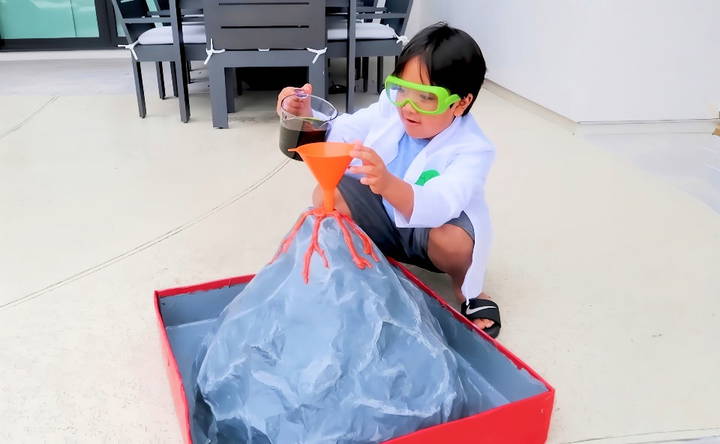 diy volcano science experiment