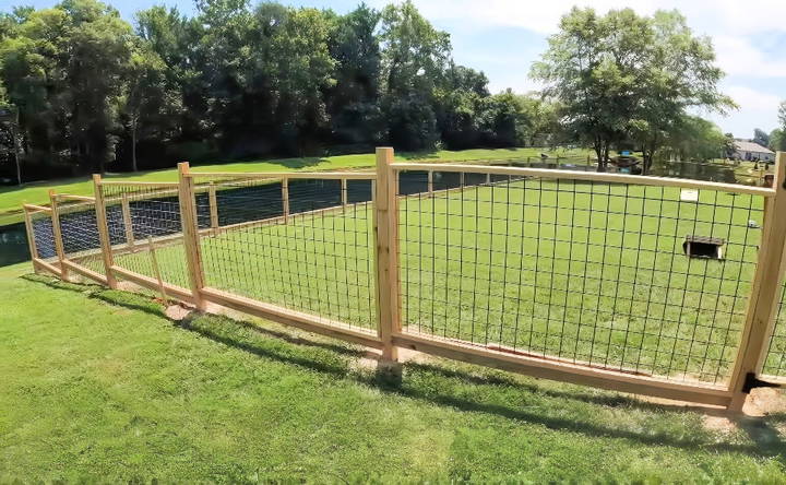 how to build a hog wire fence