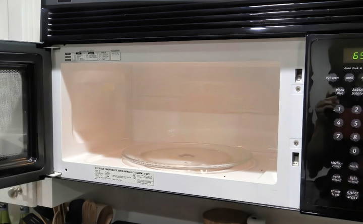 how to clean a microwave at home