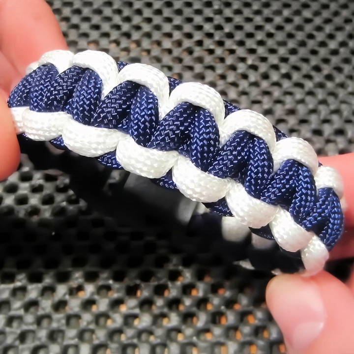 how to make a two color paracord bracelet